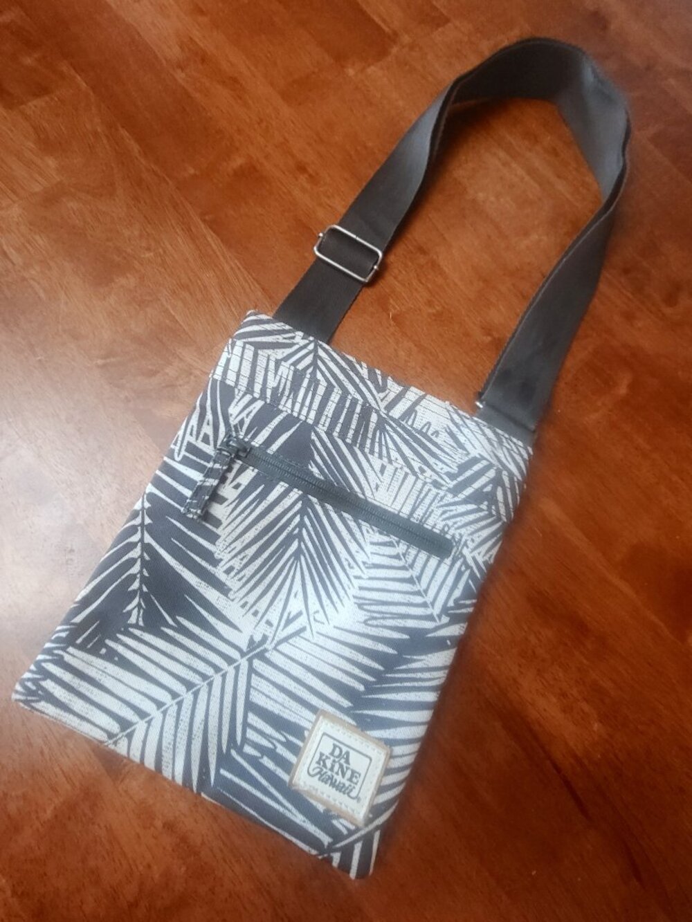 Da Kine ~ Cross Body Bag / Purse ~ Excellent Condition